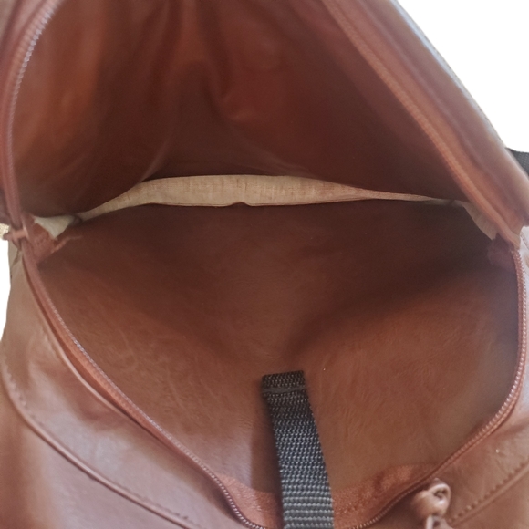 Rugged Outback brown faux leather backpack - Picture 4 of 6